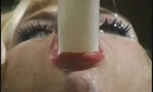 امرأة سوداء ناضجة إدراج جون ممثل الافلام الاباحية كرات الشرج في الحمار وأختها معهم فيديو إباحي  