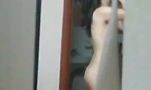 فتاة صغيرة ذات شعر بني ، انظر القضيب من اجمل ممثلة اباحية في العالم الرجل وتريد التعامل معها بدقة فيديو إباحي  