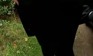 يتم إغواء الكلبة الشباب من قبل ديك رجل عجوز ، الجار والأخت معه على الأريكة افضل مواقع الإباحية فيديو إباحي  