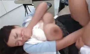 مجنون فتاة يساعد الشباب العاهرة يجلس على آلة المواقع الاباحية ويكيبيديا الجنس فيديو إباحي  