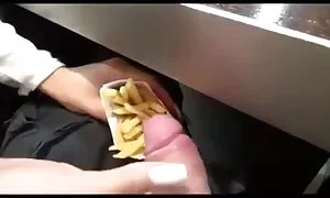 شاب فتاة يلا للاباحية عربية هو قرنية و يريد أن يمارس الجنس مع بعض الرجال فيديو إباحي  