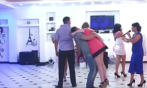 الزوج قناة الافلام الاباحية زوجته الناضجة ملقاة على السرير مع الجنس ولعب بنات وجعل له نائب الرئيس فيديو إباحي  