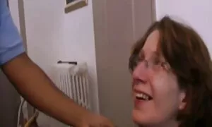 زوجته ارتداء الملابس الداخلية الجديدة في انتظار زوجها تمثيل افلام اباحيه على السرير فيديو إباحي  